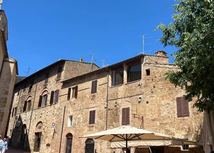 A La Casa Dei Potenti